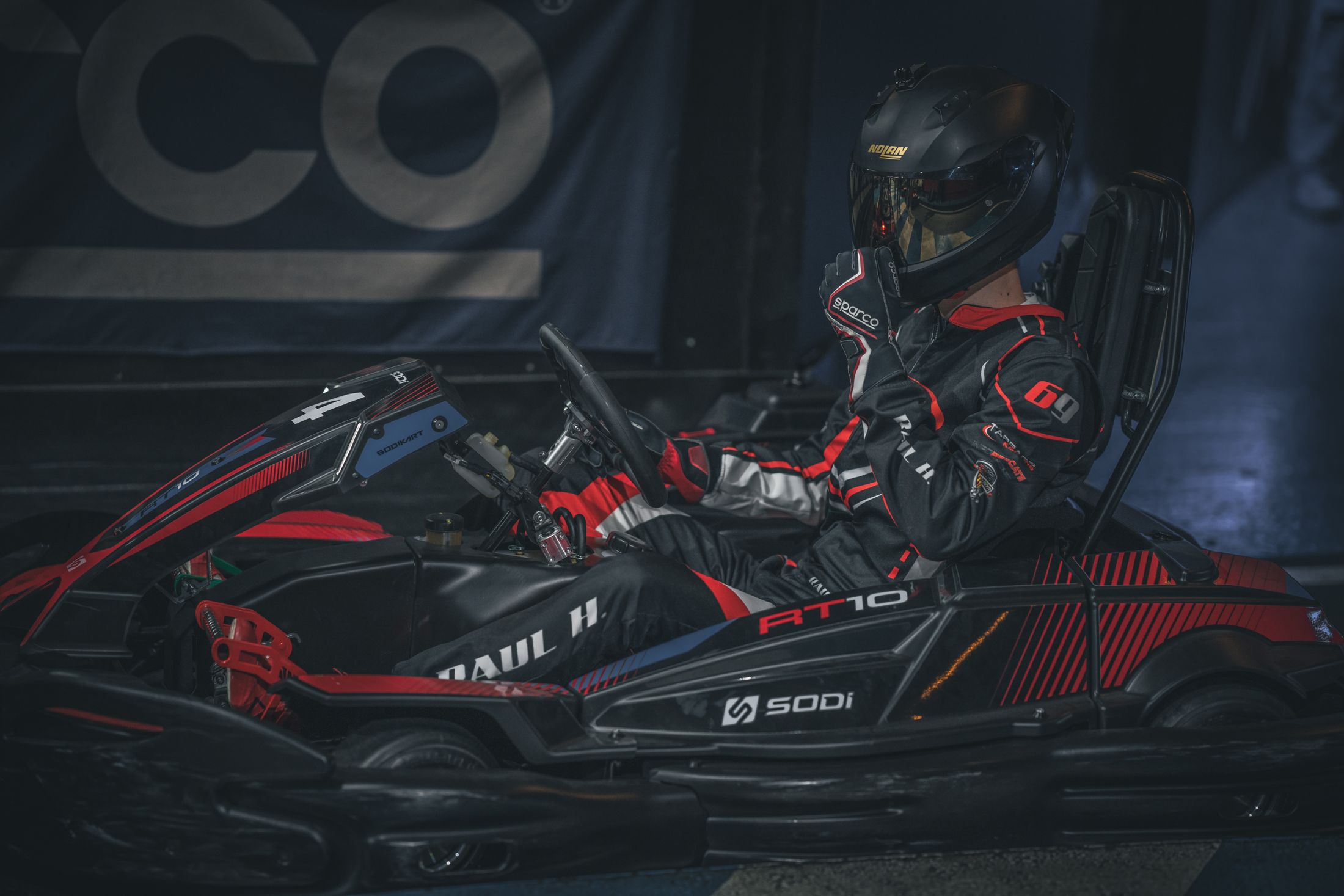 Pilote en kart sur une piste de karting indoor