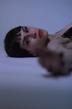 一幅女人的艺术肖像，配以戏剧性的灯光和红唇