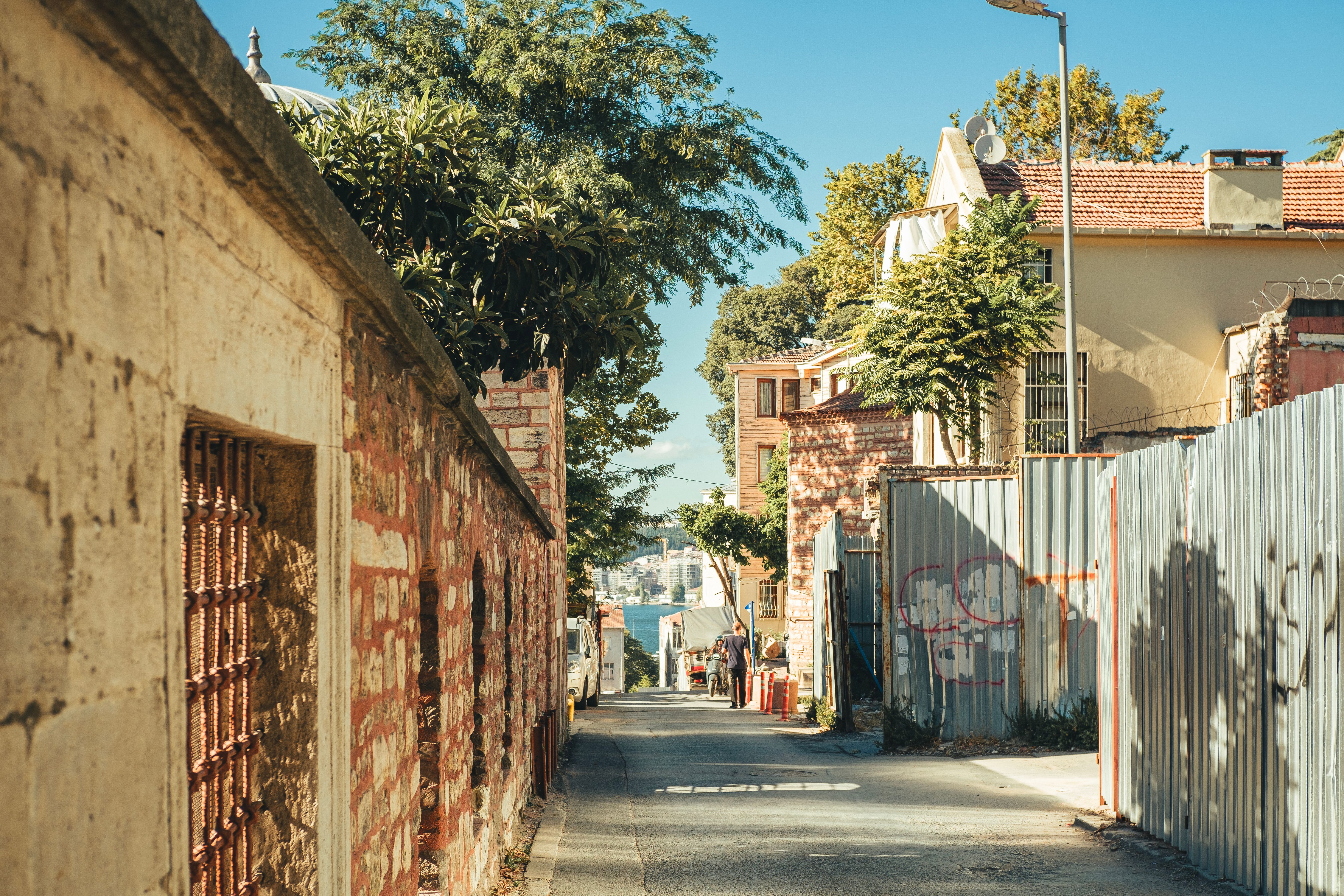 Charming Narrow Alley in a Historic Neighborhood · Free Stock Photo