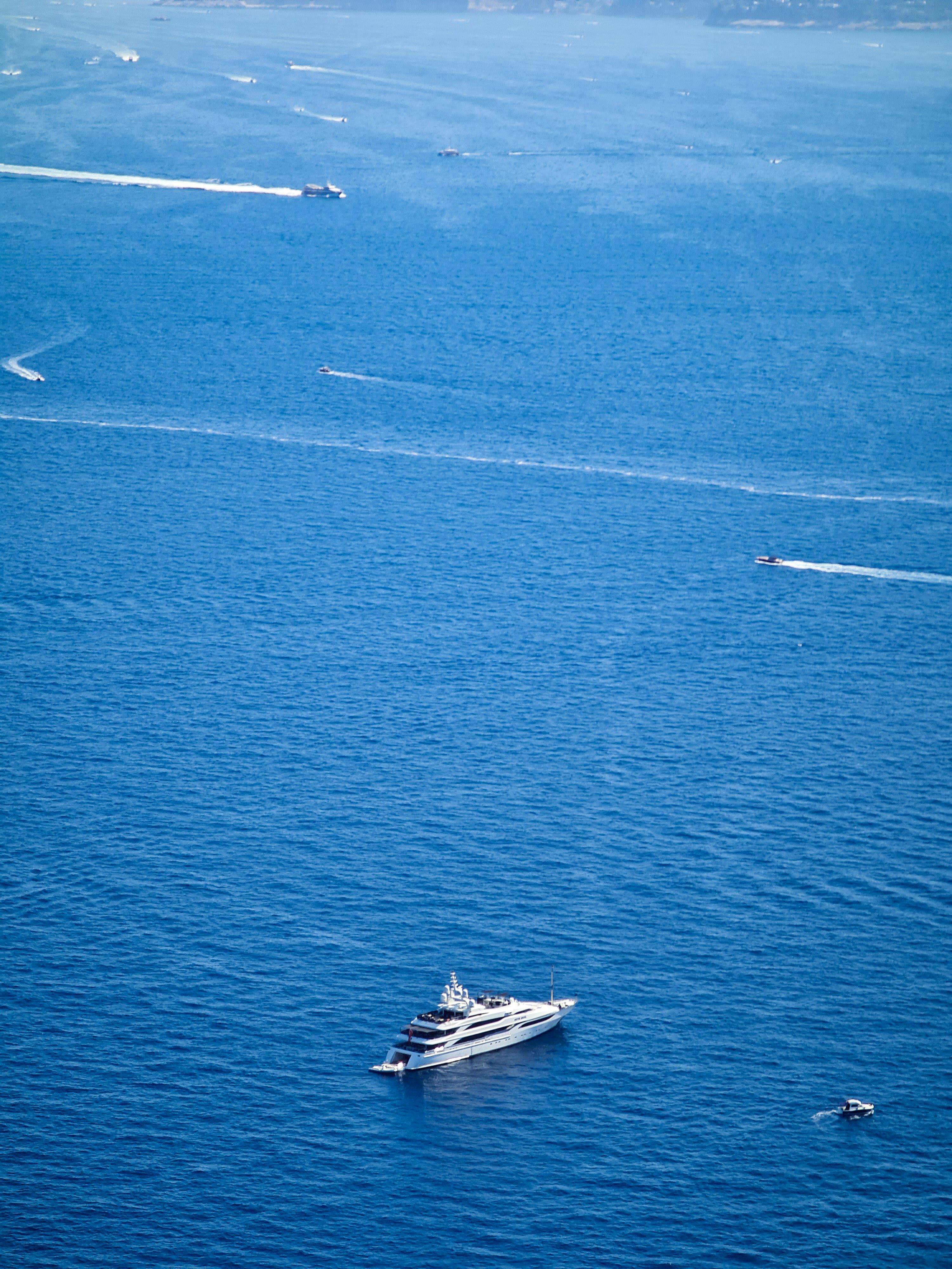 Tur cu barca în jurul insulei Capri — apele albastre ale Mediteranei