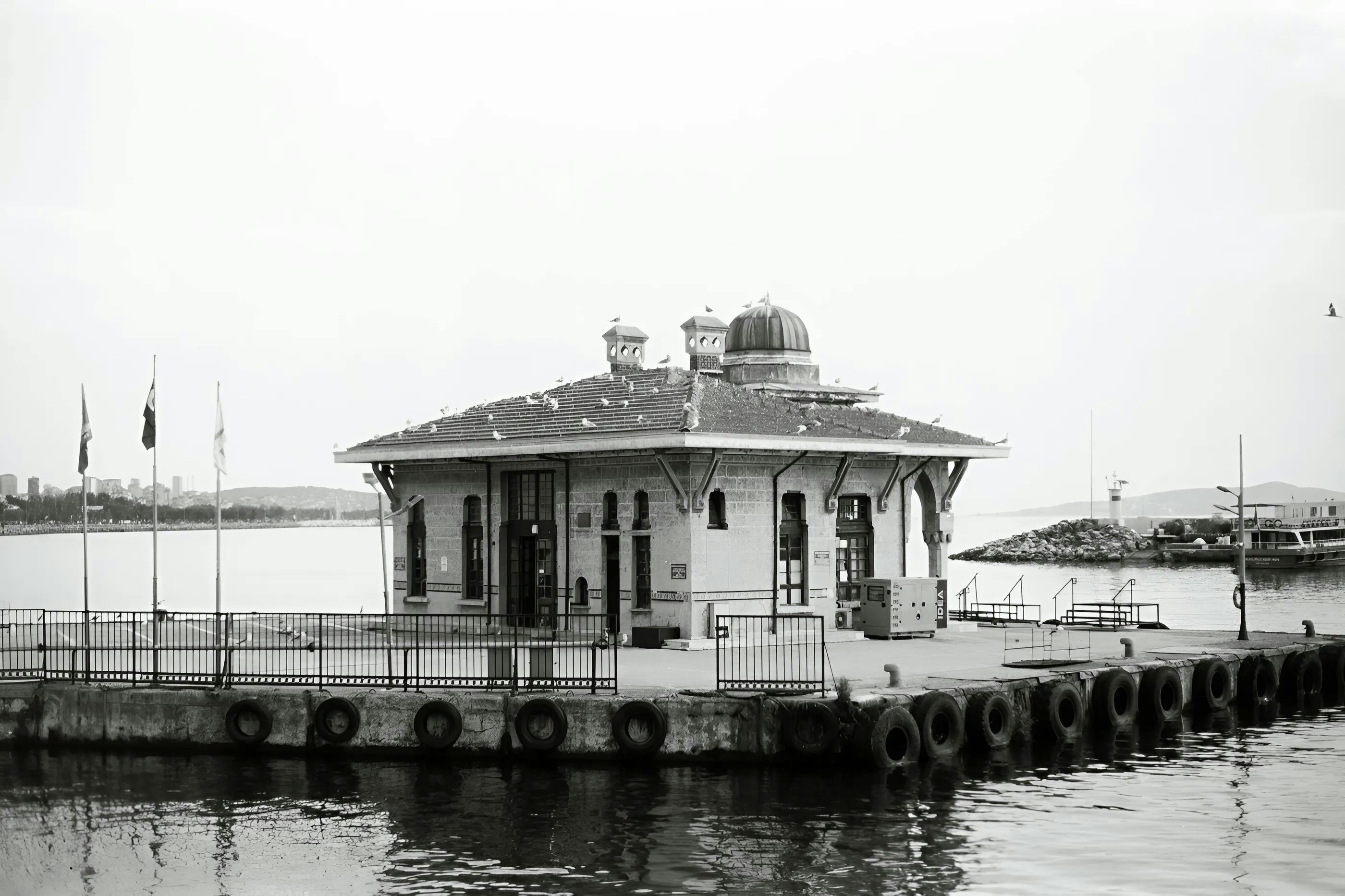 bezplatná Vintage černobílý pohled na historické molo Moda podél pobřeží Istanbulu. Základová fotografie