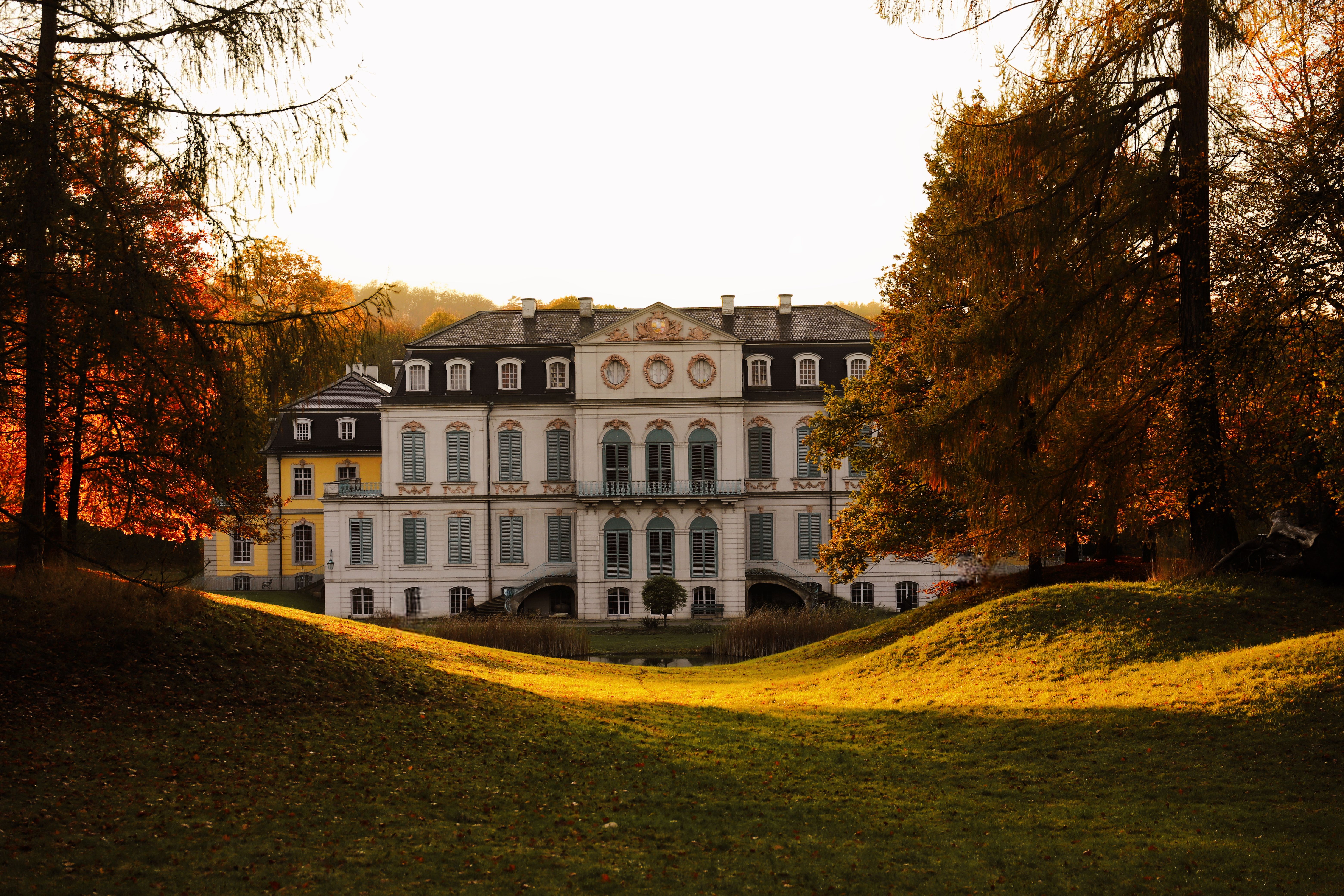 Romantisches Wasserschloss in Herbstlandschaft