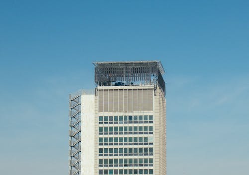흰색 고층 빌딩