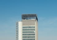 以清澈蓝天为背景的现代高层建筑极简主义镜头