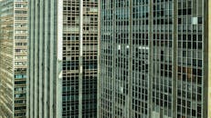 城市建筑的现代摩天大楼窗户细节尽显