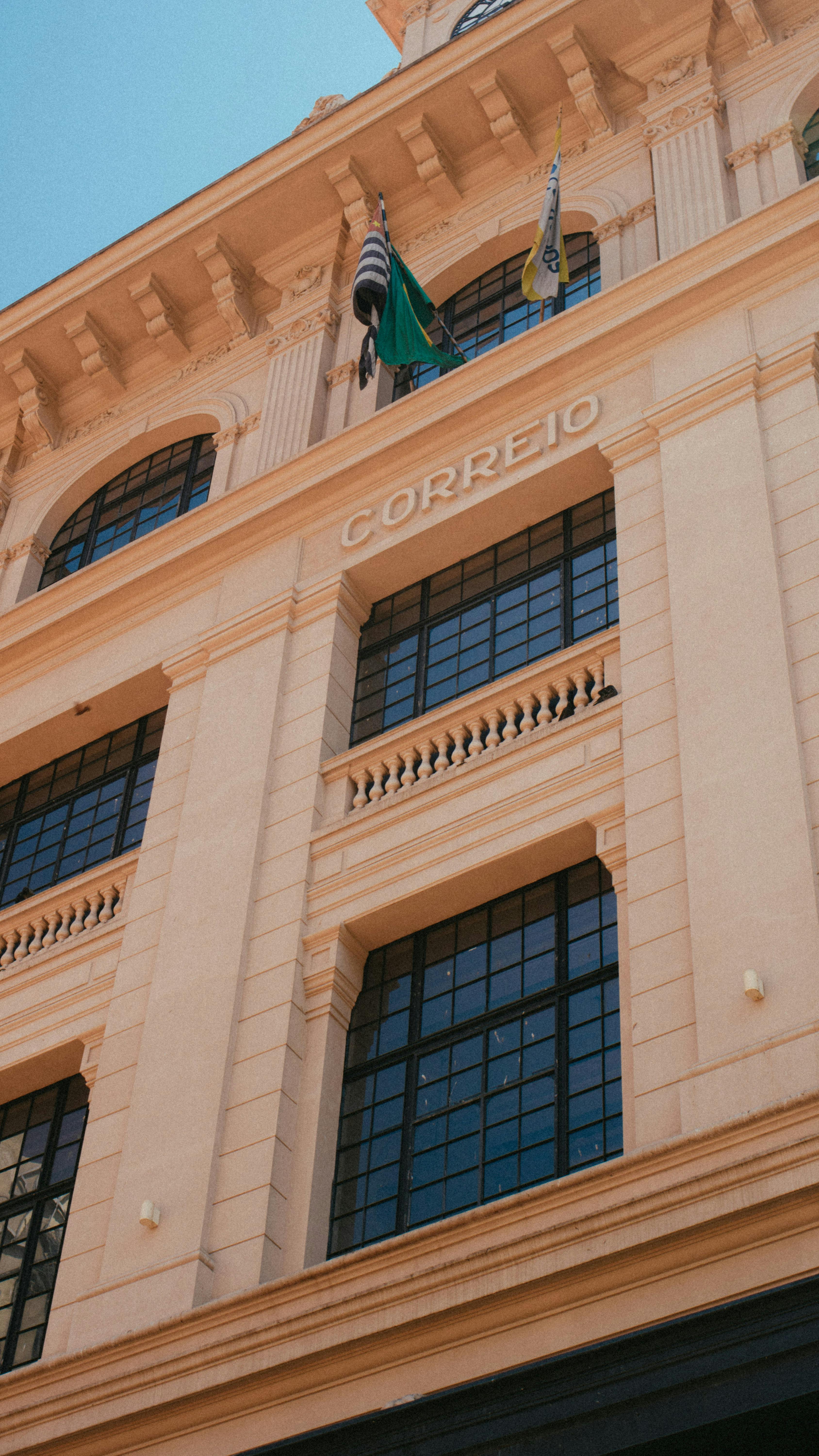 这座历史建筑拥有优雅的细节、标志性的外观和科林斯柱