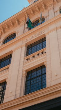 这座历史建筑拥有优雅的细节、标志性的外观和科林斯柱