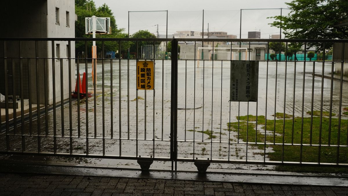 雨にぬれた学校のグラウンド