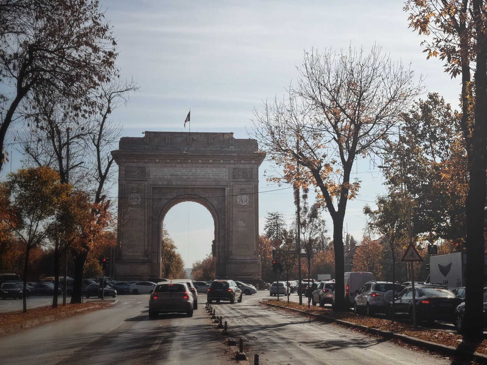 Cazare în București: Arcul de Triumf toamna