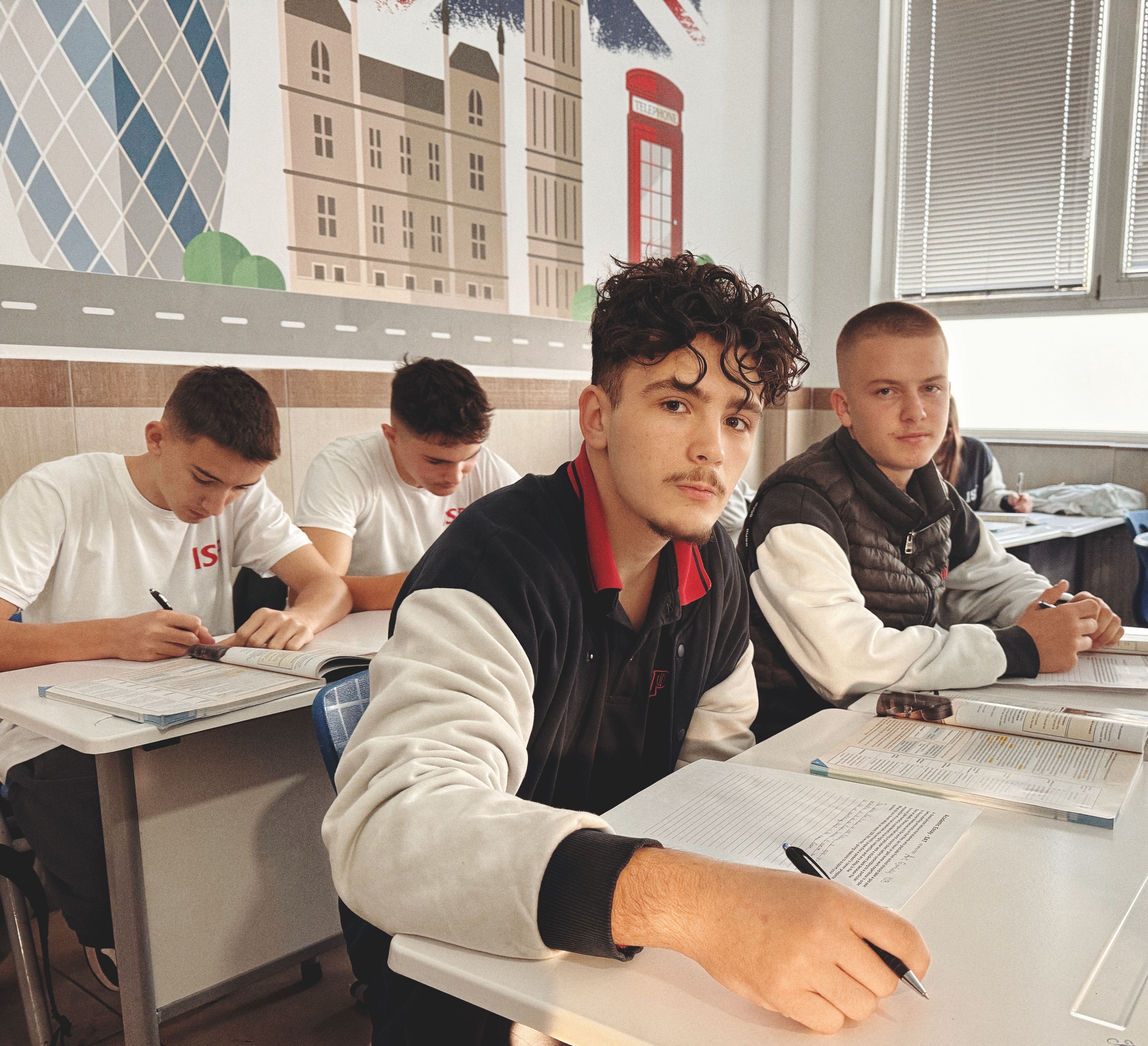 uczniowie szkoły średniej podczas nauki w klasie