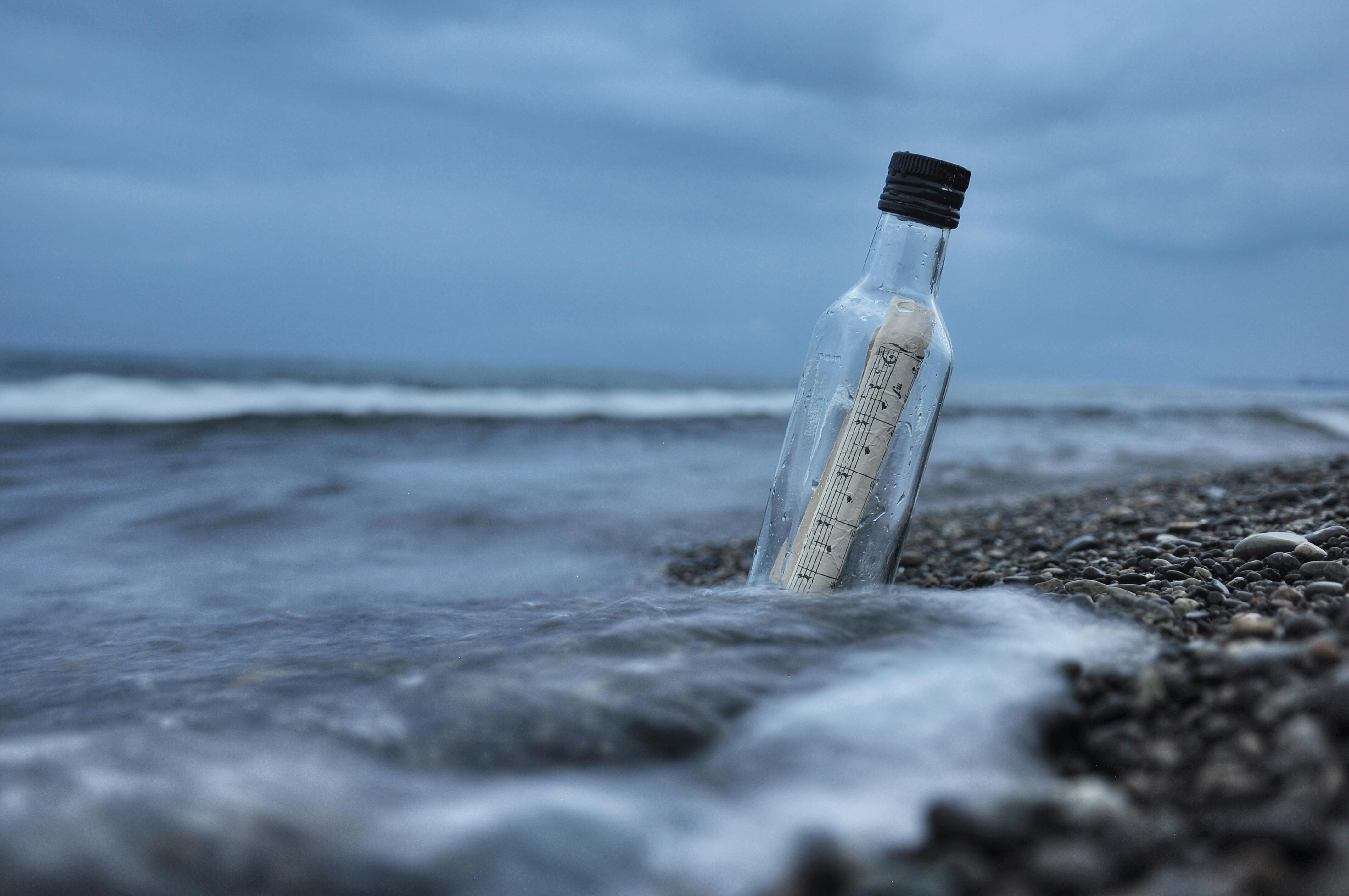 A bottle message in the ocean - Steemit.