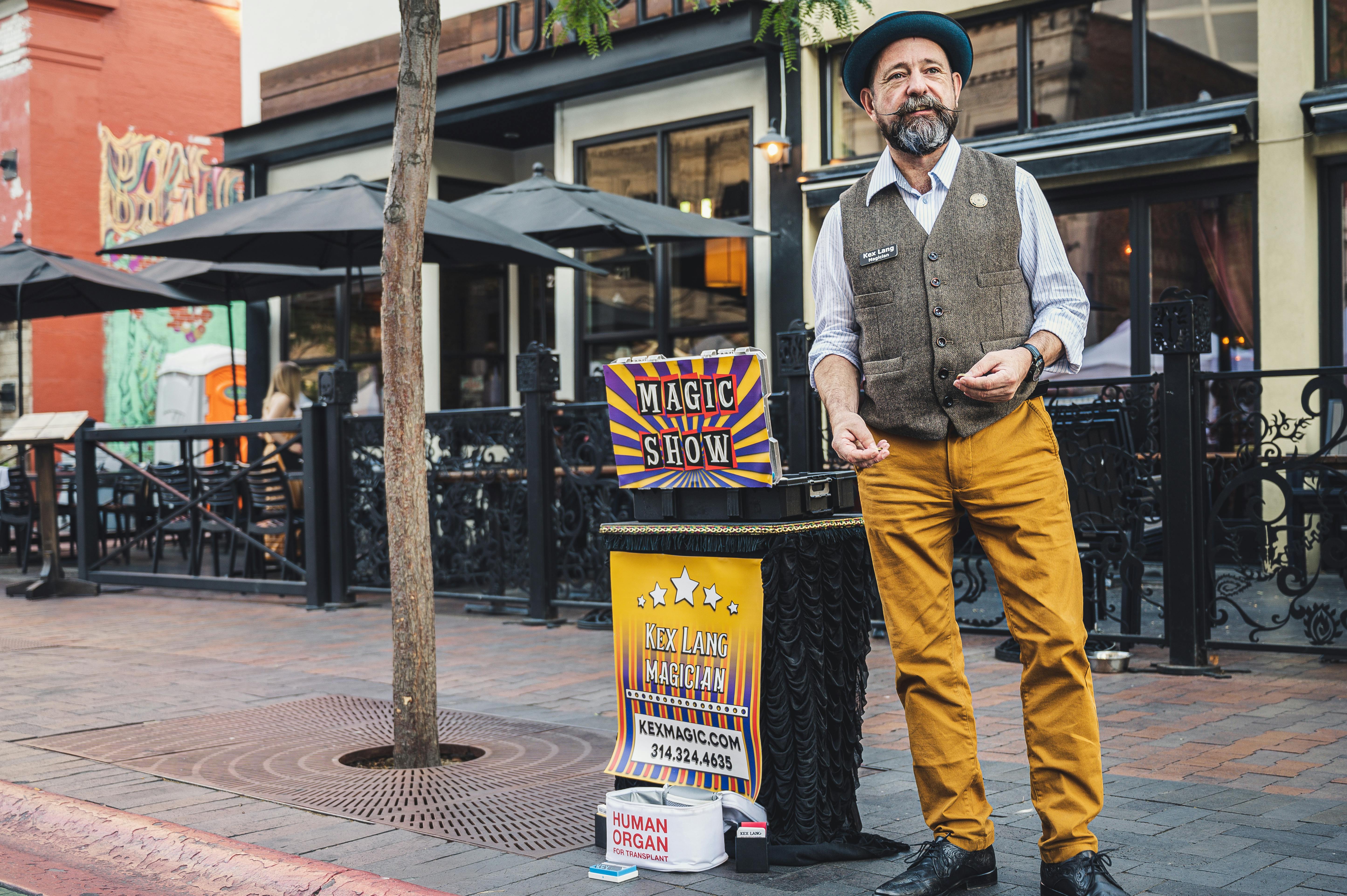 街头魔术师在城市的户外表演魔术