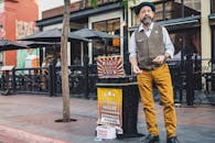 街头魔术师在城市的户外表演魔术