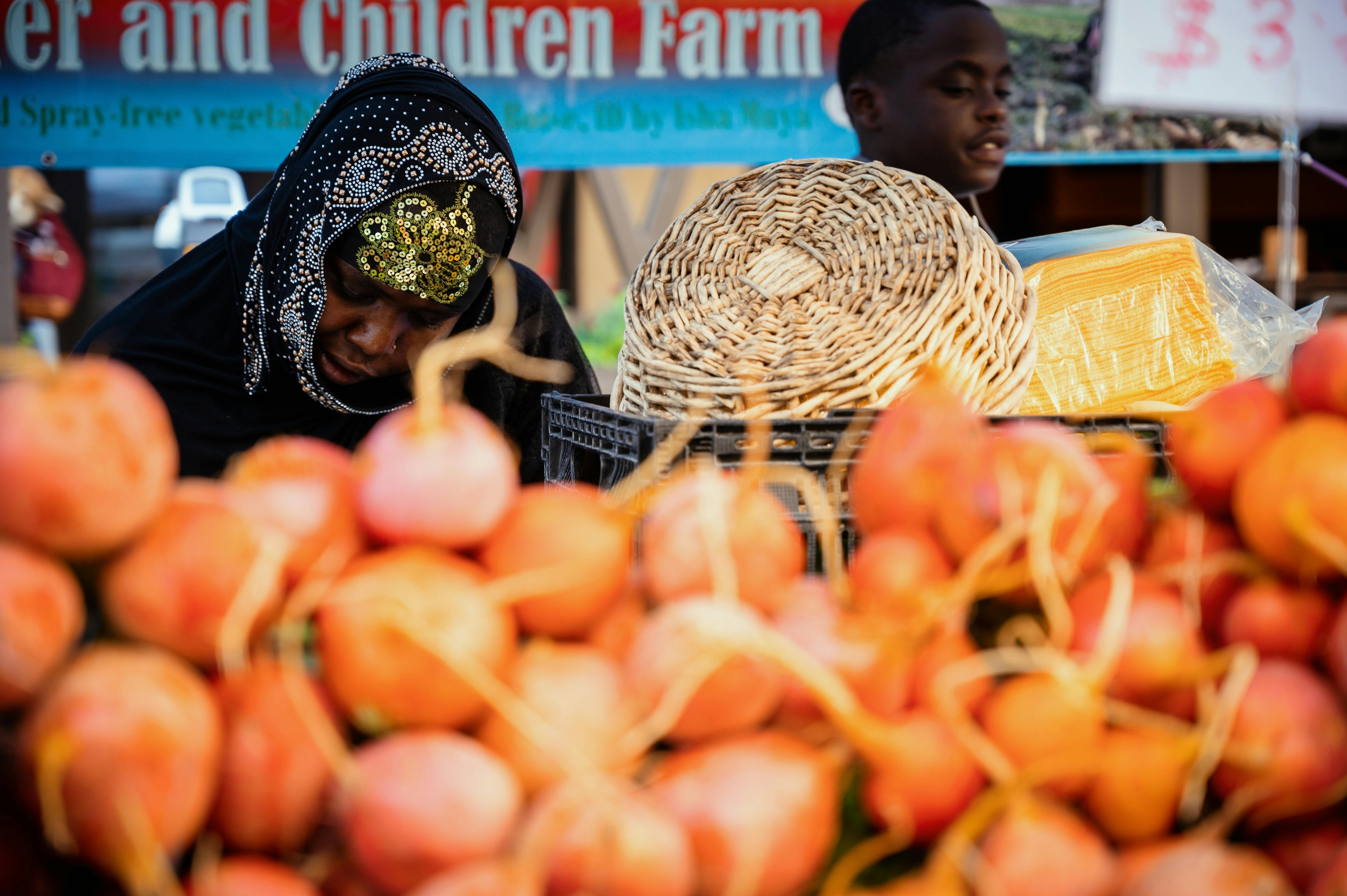 people selling onion