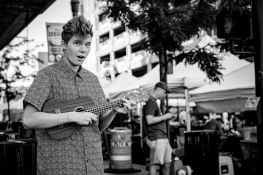 在充满活力的城市街道上，一位年轻的街头音乐家弹奏着四弦琴，街道两旁摆满了户外市场摊位