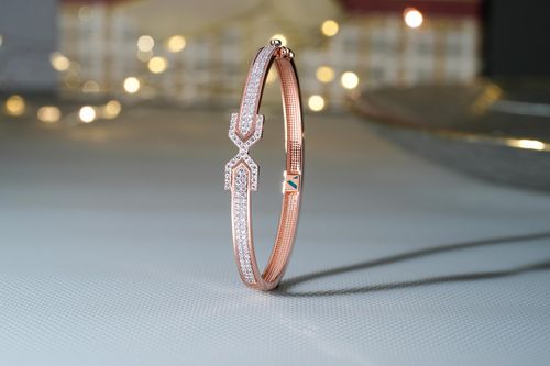 Free A sparkling diamond bracelet showcased in a festive setting, perfect for celebrations. Stock Photo