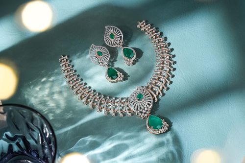 Free Dazzling diamond and emerald jewelry set beautifully showcased, perfect for festive occasions. Stock Photo