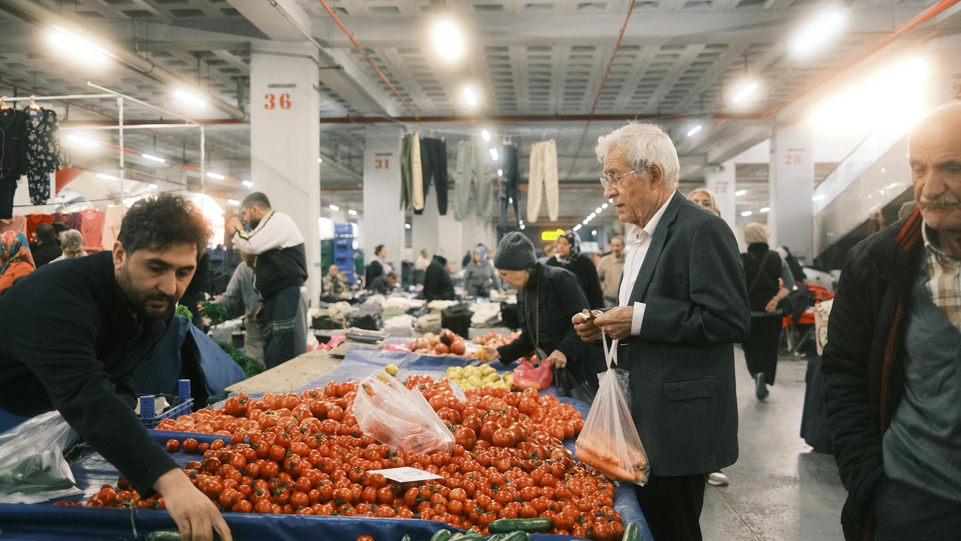 https://www.pexels.com/photo/bustling-indoor-market-scene-in-istanbul-turkiye-29247087/