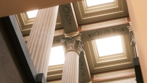 Free Intricate architectural columns with detailed patterns in an Istanbul building. Stock Photo