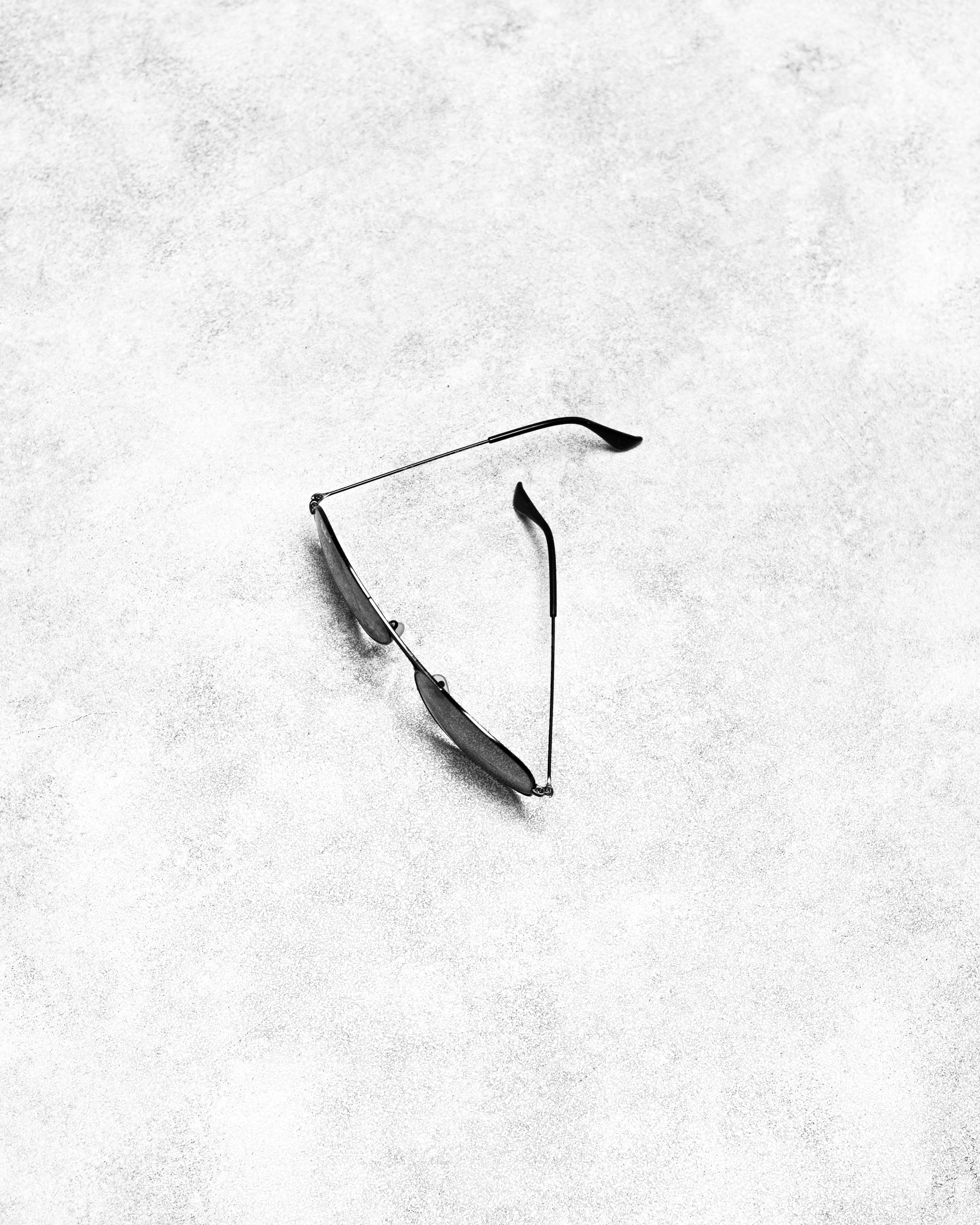 Zadarmo Ray Ban Slnečné Okuliare Na Stole. Fotka z fotobanky