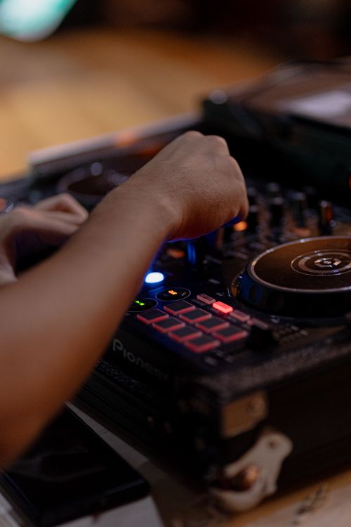 DJ operando una consola