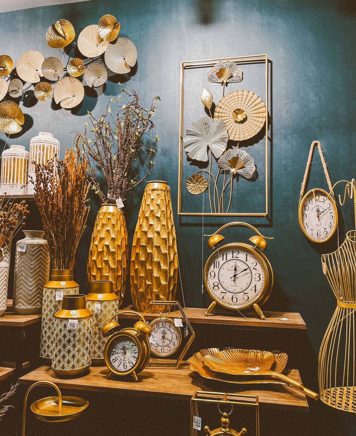 Elegant Gold and Green Interior Decor Display · Free Stock Photo