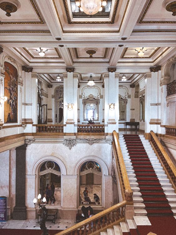 Elegant Historical Interior with Grand Staircase · Free Stock Photo
