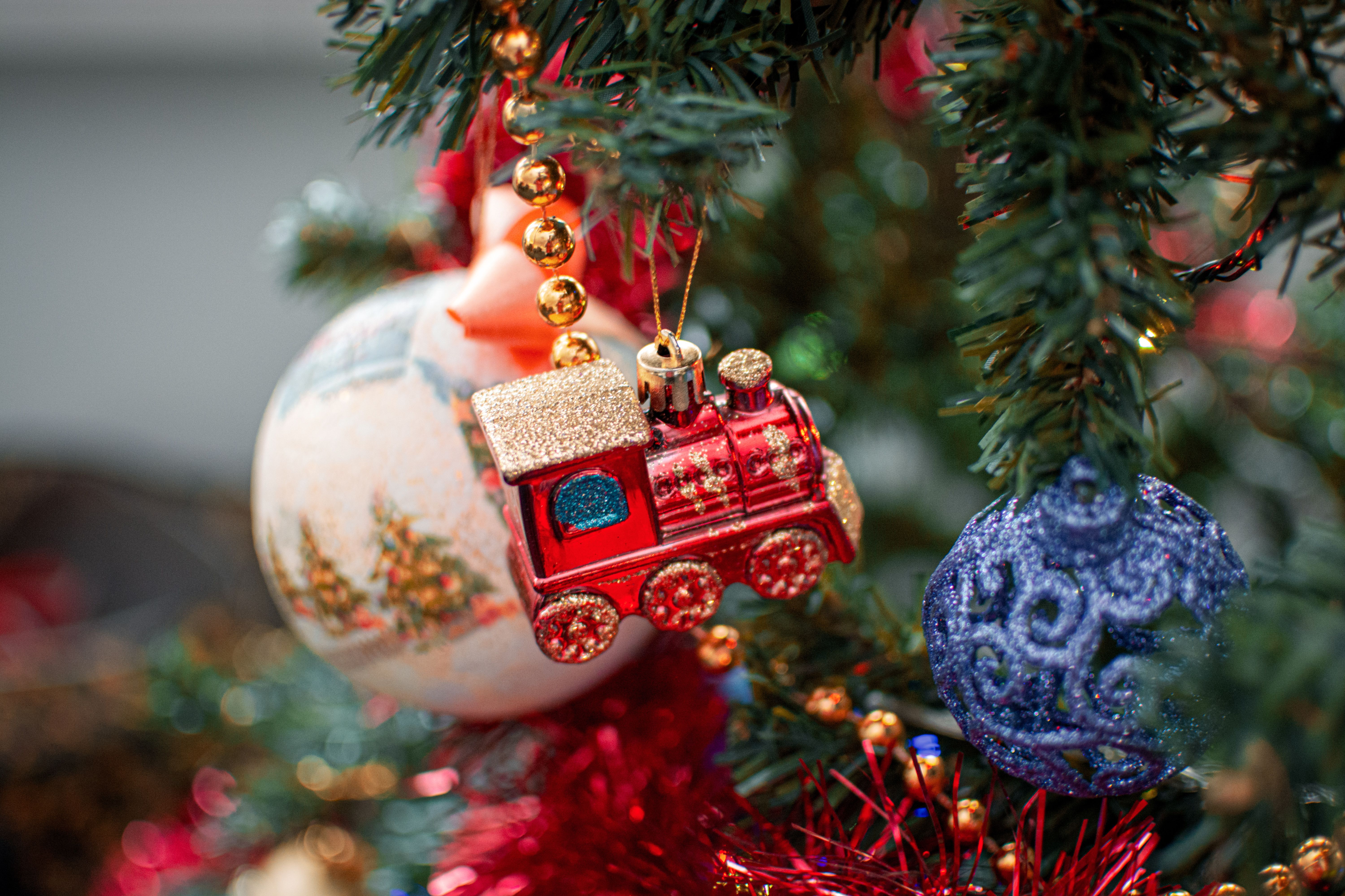 These Christmas Songs Most Likely to Tank Productivity at Work, Study Finds — Photo by Emsel Ilijazi on Pexels