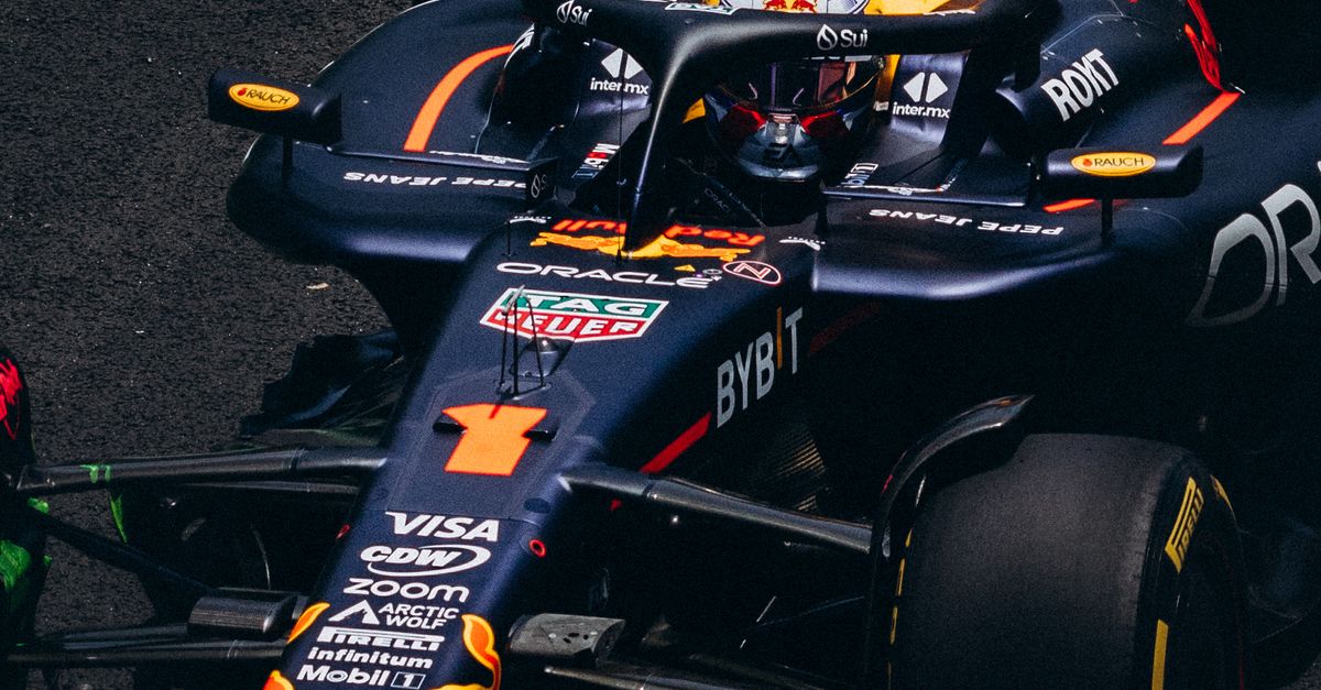 High-Speed Formula 1 Racing Action on Track · Free Stock Photo