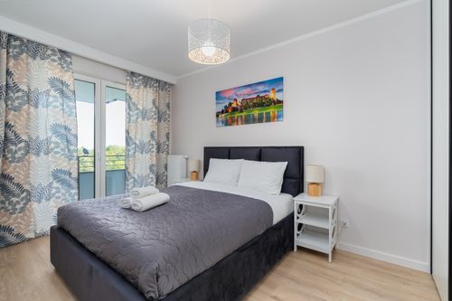 Free Elegant modern bedroom with stylish decor and a comfortable bed, perfect for relaxation. Stock Photo