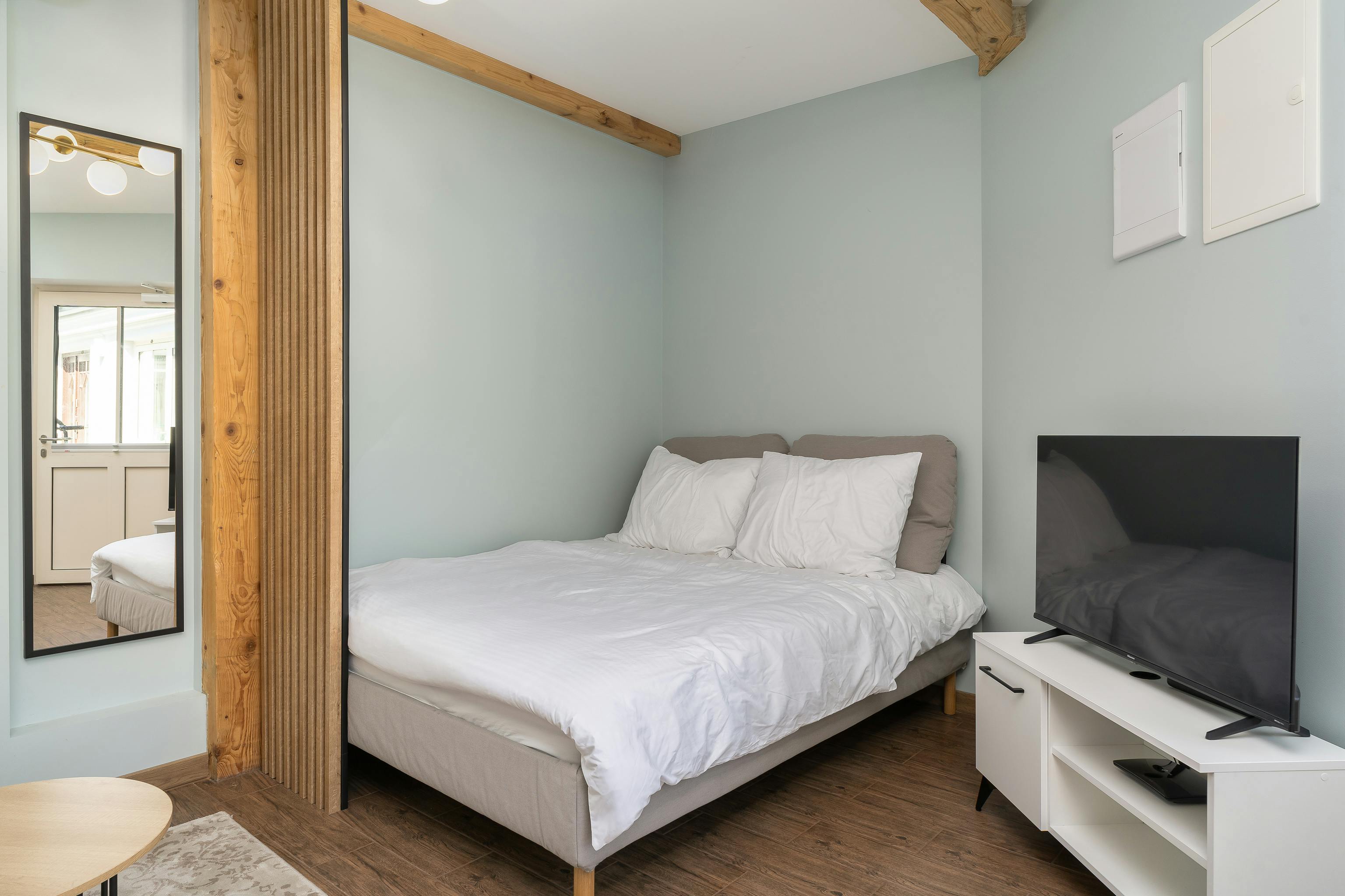 Helles Wohnzimmer im skandinavischen Stil mit weißem Insektenschutz an der Balkontür