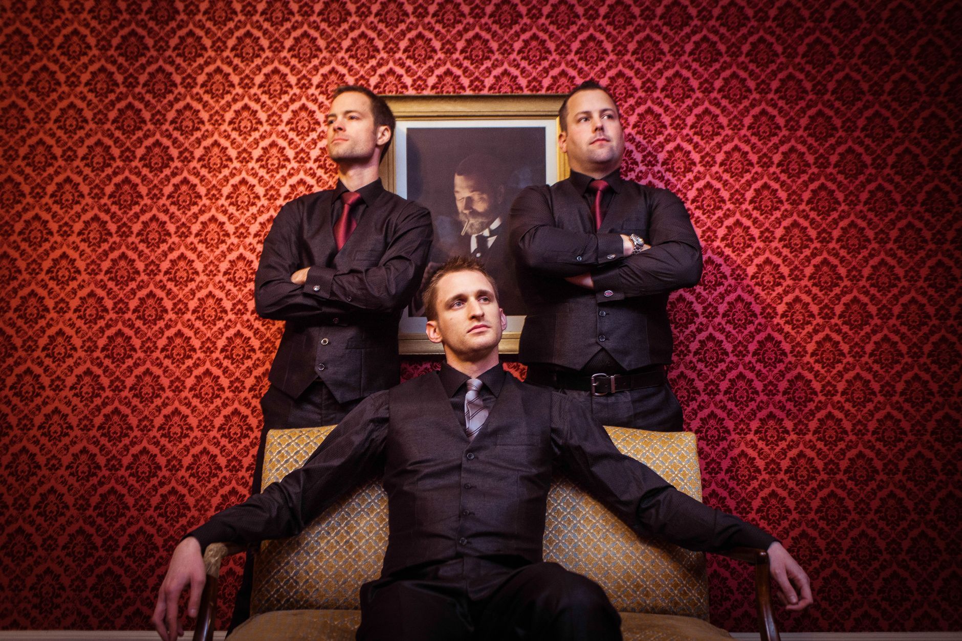 The Gentlemen dizisinin oyuncuları galada poz veriyor