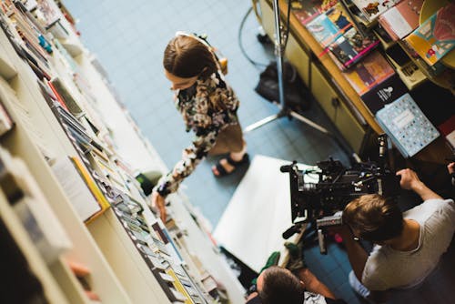 Een Vrouw Filmen In De Bibliotheek