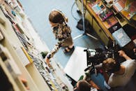 摄制组使用相机设备从俯视角度拍摄书店内的场景