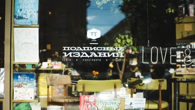 圣彼得堡一家迷人的书店展示窗口，陈列着书籍并吸引着室内装饰