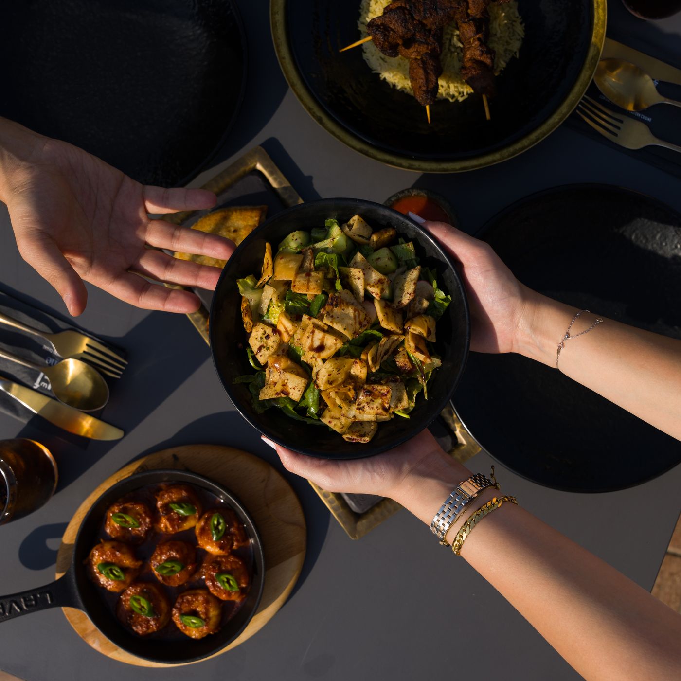 Primera persona compartiendo una mesa gastronómica