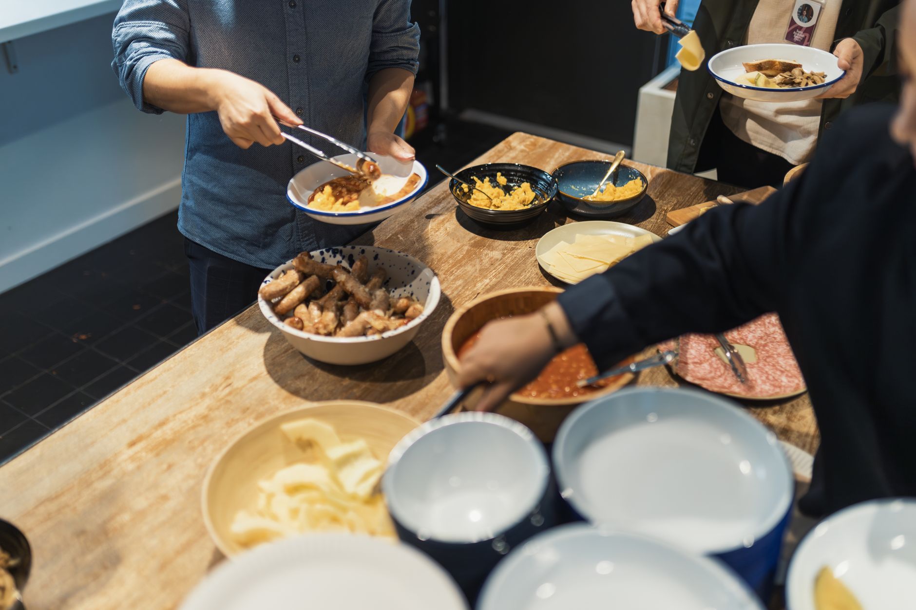 Un cadre de repas décontracté avec des plats variés servis et dégustés sous forme de buffet.