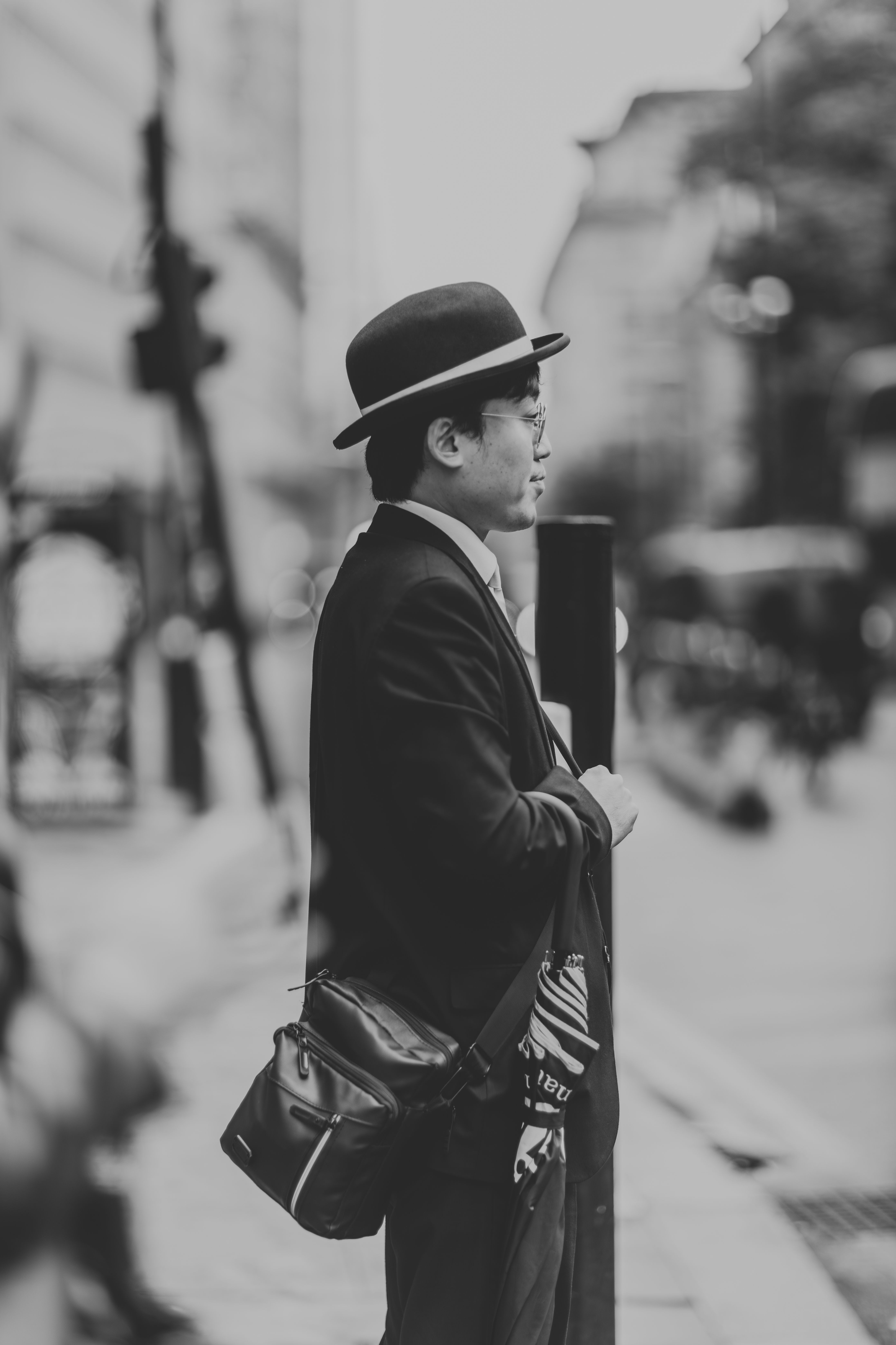 Retrato Urbano En Blanco Y Negro De Un Hombre Con Sombrero · Foto de ...