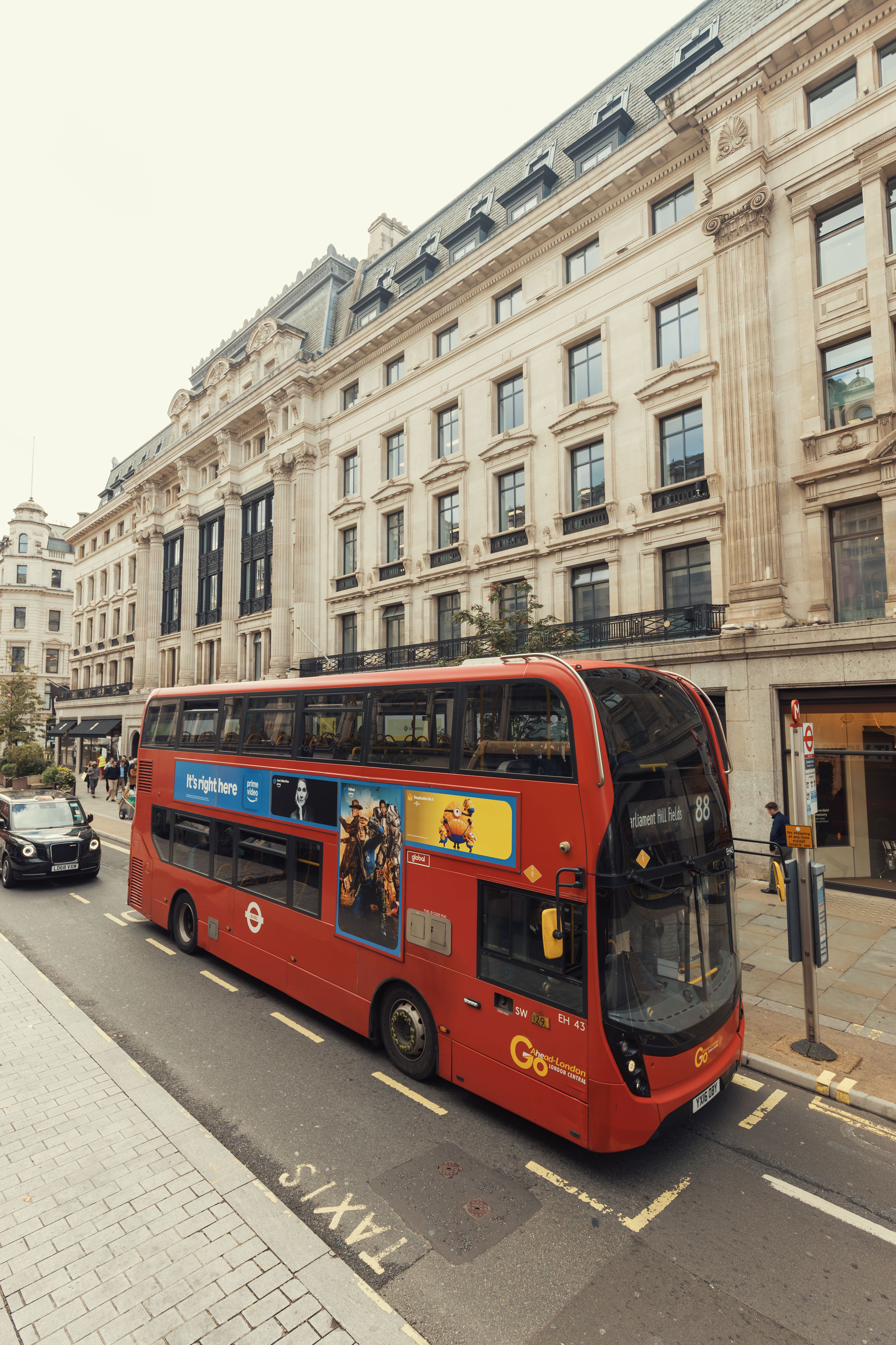 Bus rouge à deux étages sur une rue londonienne animée