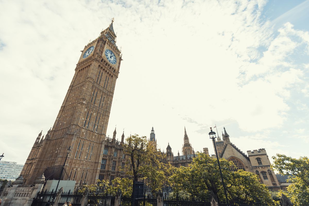 Can I Travel to the UK with a Canadian Passport? 4 Big Ben and Westminster Palace under a clear blue sky in London