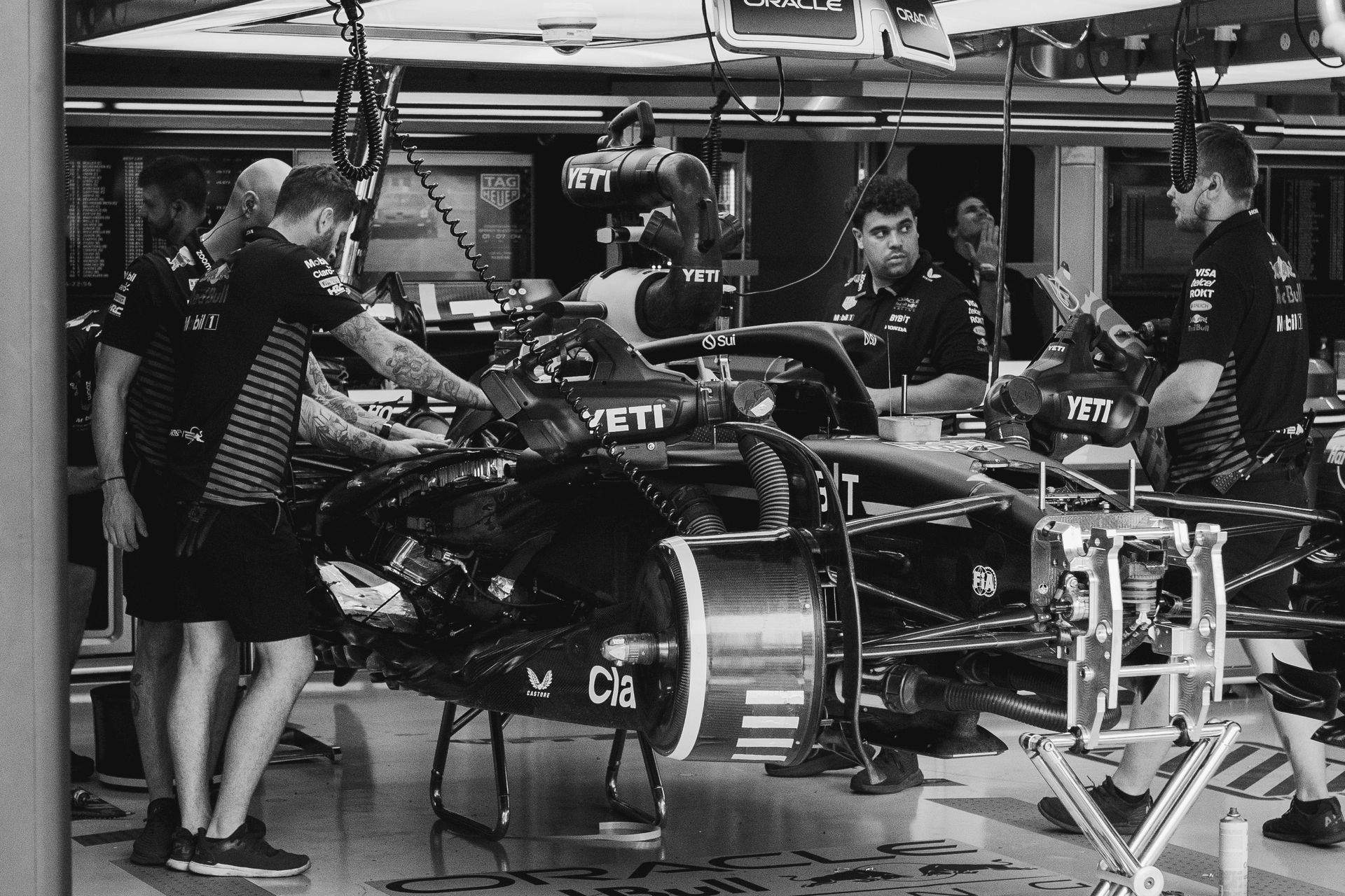 F1 pit garajinda motor calismalari