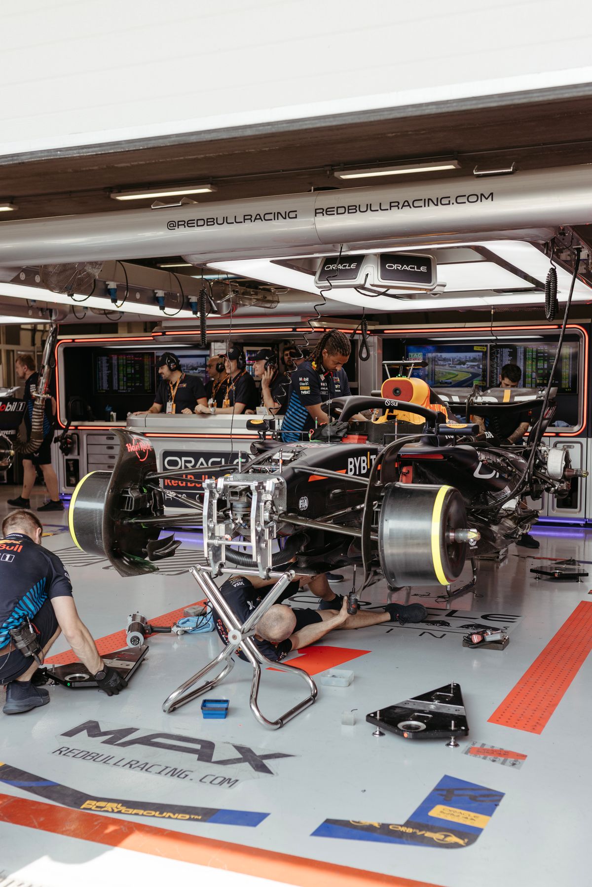 Car Racing Pit F1 Pit Stop Crew Working on Race Car · Free Stock Photo