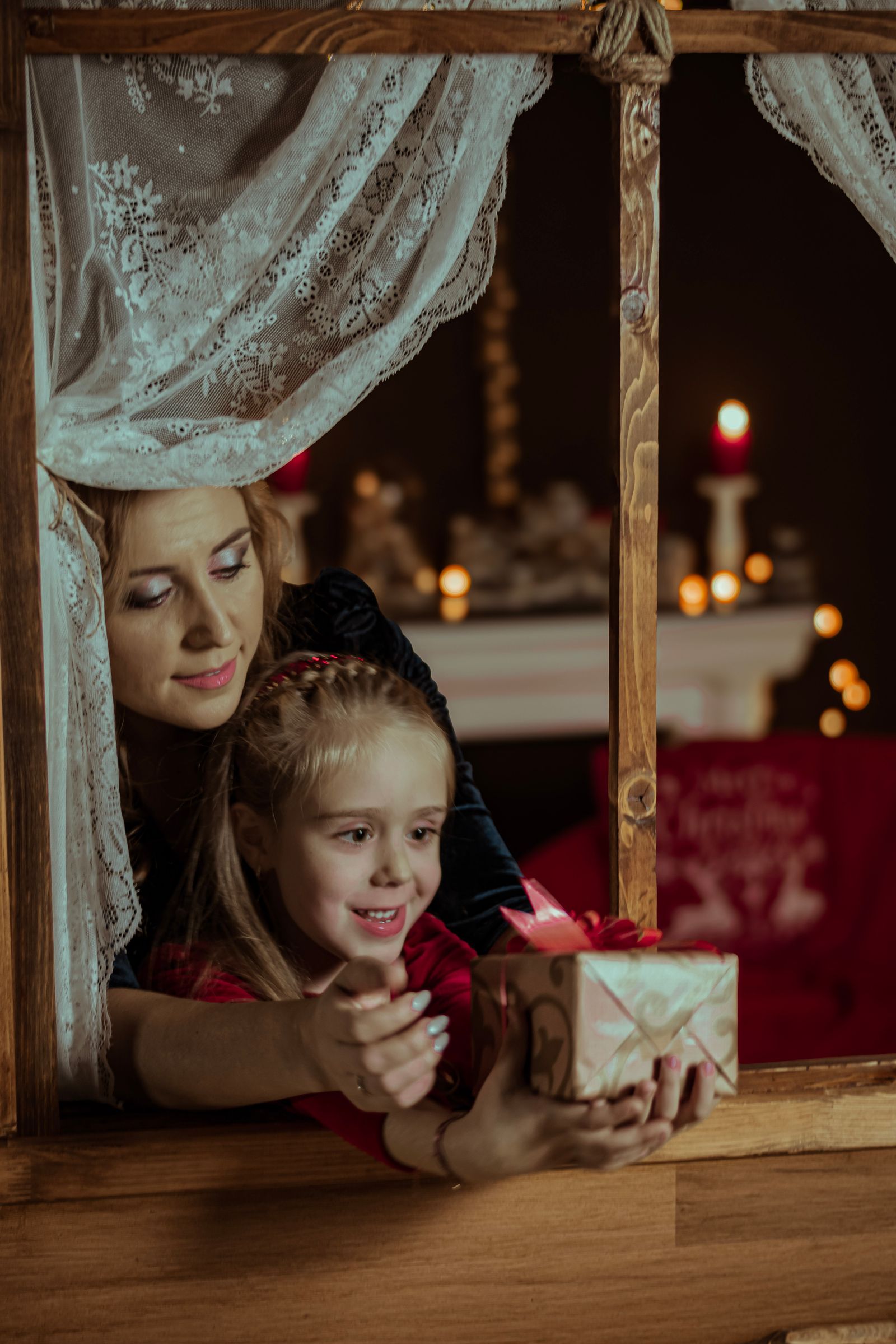 mama i córka trzymające świąteczny prezent