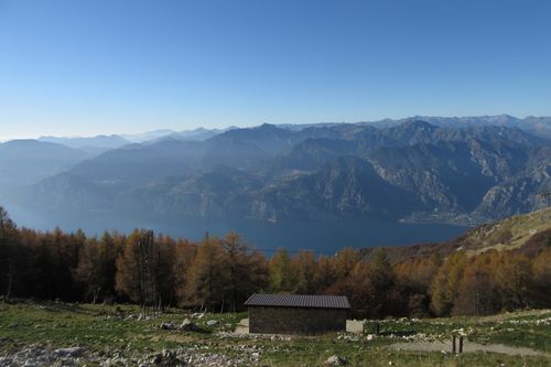 Free Scenic view of Lake Garda and surrounding mountains in Veneto, Italy, during autumn. Stock Photo