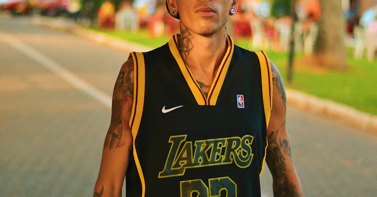 Une femme pratique des exercices de musculation à domicile, soulevant des haltères pendant son entraînement.