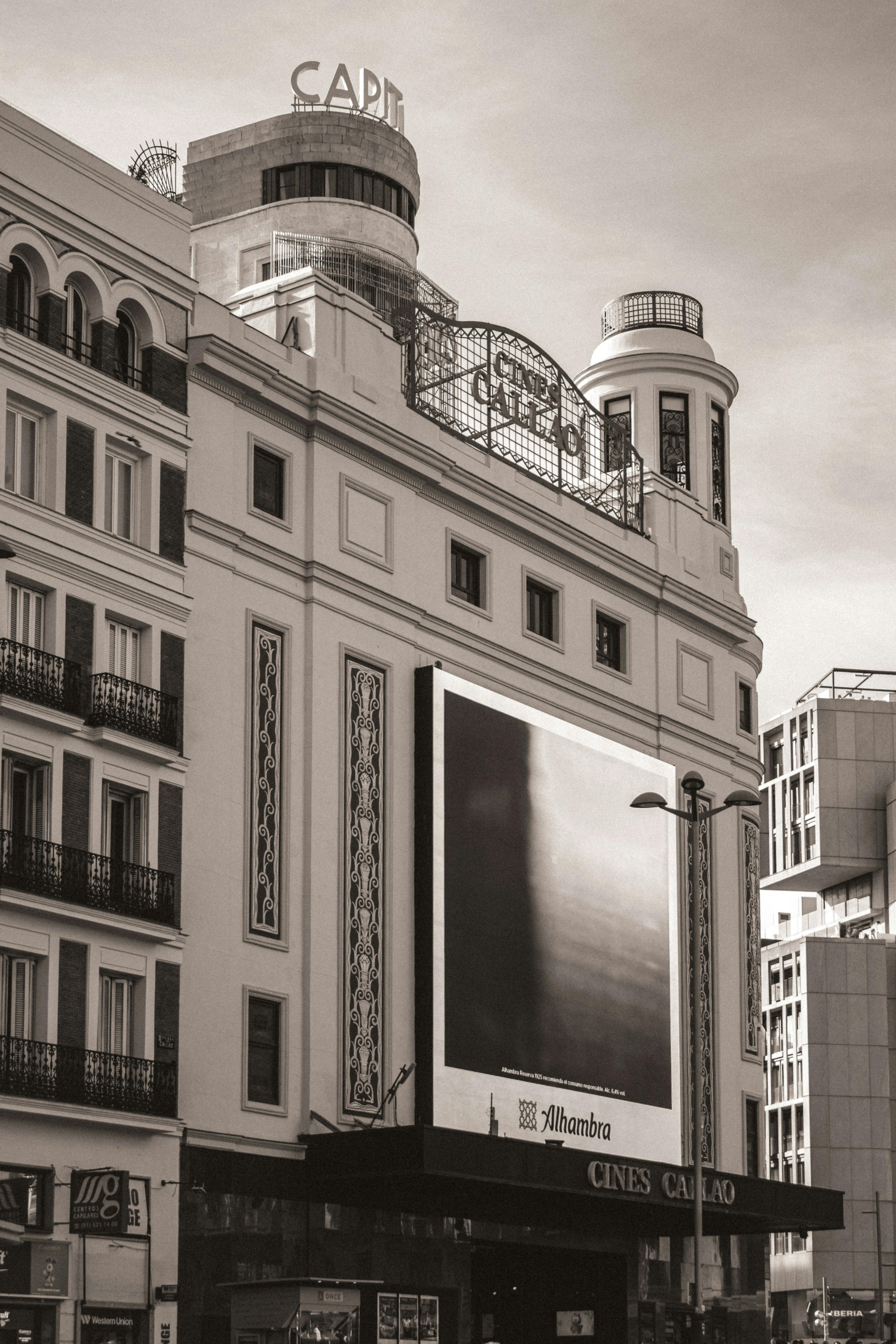 Gratis Vintage utsikt over den ikoniske Cine Capitol-bygningen i Madrids Gran Via, Spania. Arkivbilde