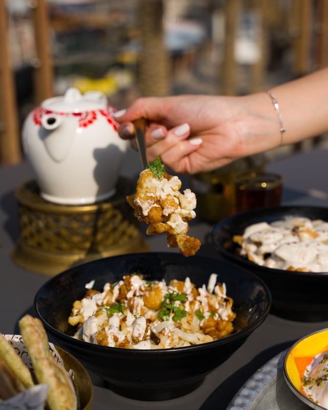 Kom met groentecurry met bloemkool en kikkererwten