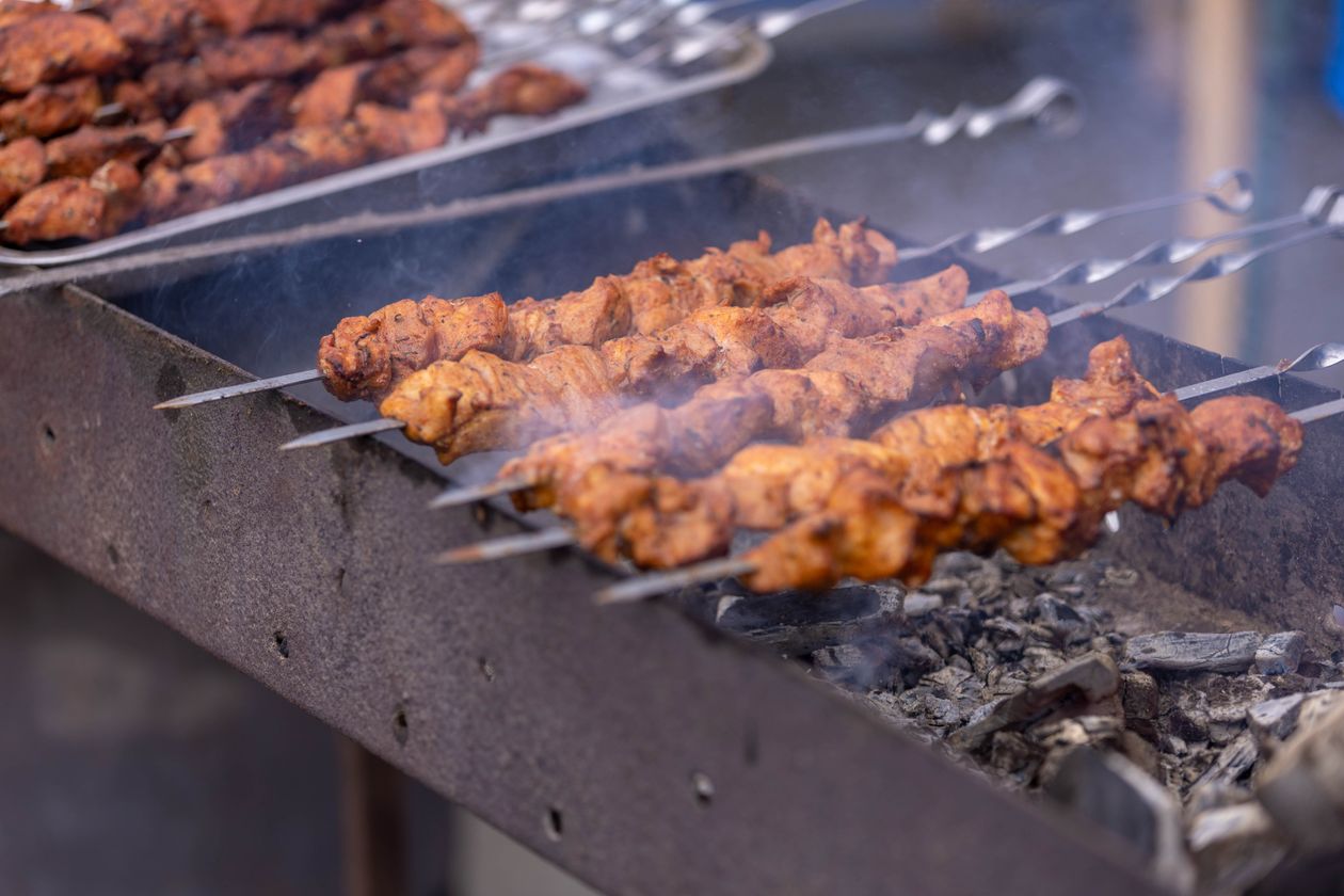 Xiên kebab thịt băm nướng trên vỉ than đỏ rực