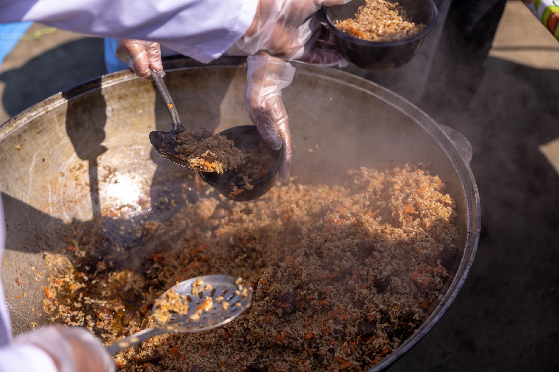 Cantidad de sal para la pasta Mano añadiendo sal gruesa a la olla de pasta