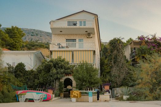 Airbnb vs Vrbo in 2026: I Rented 6 Properties and the Winner Surprised Me